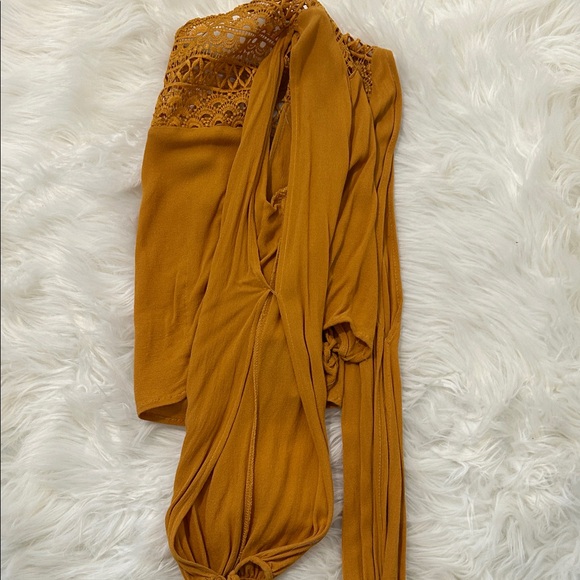 CHARLOTTE RUSSE Mustard Lace-Up Women's Top - Picture 4 of 7